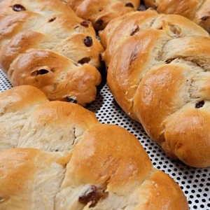 Hefezopf mit Rosinen